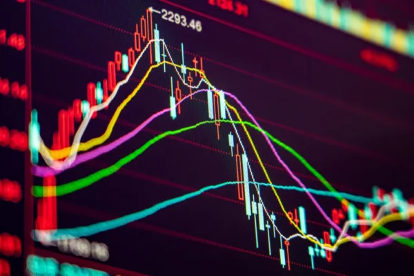 "Cryptomarkt Schommelt: Bitcoin Stagneert terwijl Altcoins Dalen"