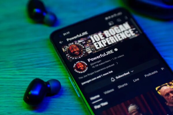 "Michael Saylor Aims for Bitcoin Chat with Joe Rogan: Crypto Community Buzzes"