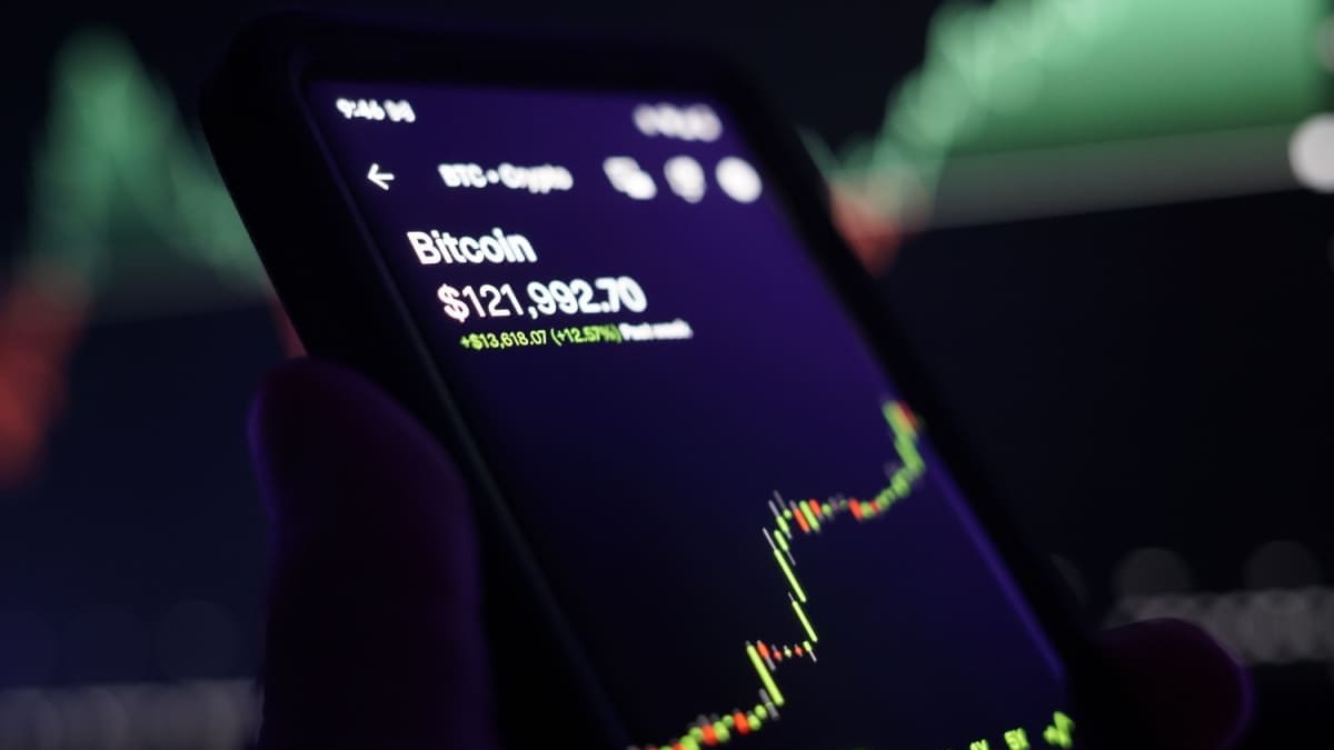 Bitcoin s New Challenge: Long-Term Holders Shift the Market Dynamics