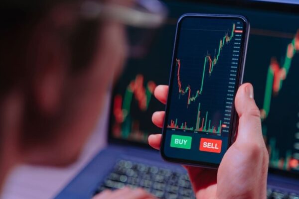 Local Influencers Clash in Thrilling Bitcoin Bet Amid Market Turbulence