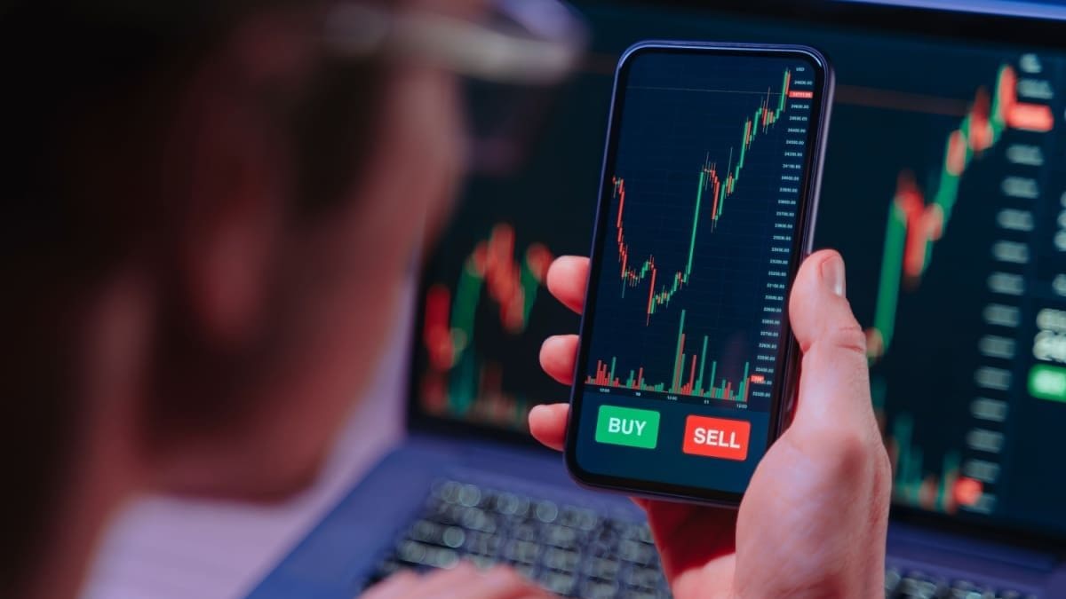 Local Influencers Clash in Thrilling Bitcoin Bet Amid Market Turbulence