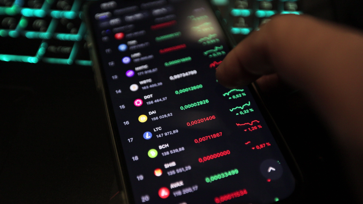 Crypto Market Shift: Bitcoin Dominance Dips While Altcoins Hold Steady