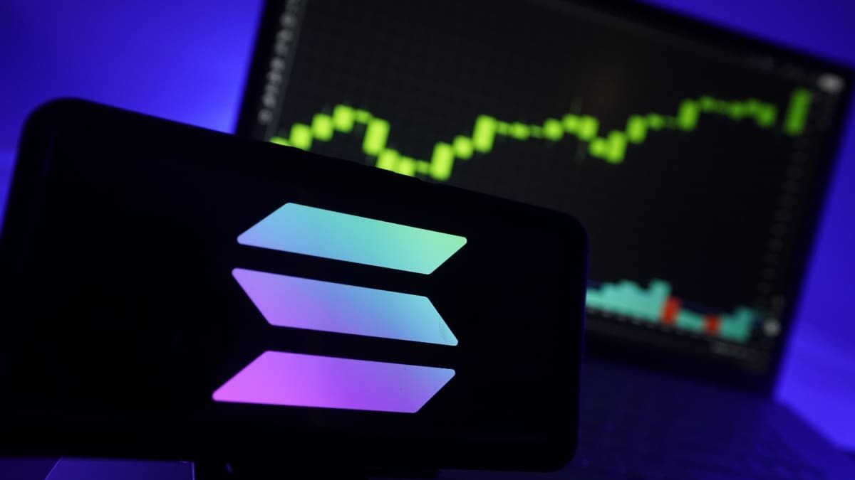 "Solana Soars: $750 Million ETF Inflow Amid Market Volatility"